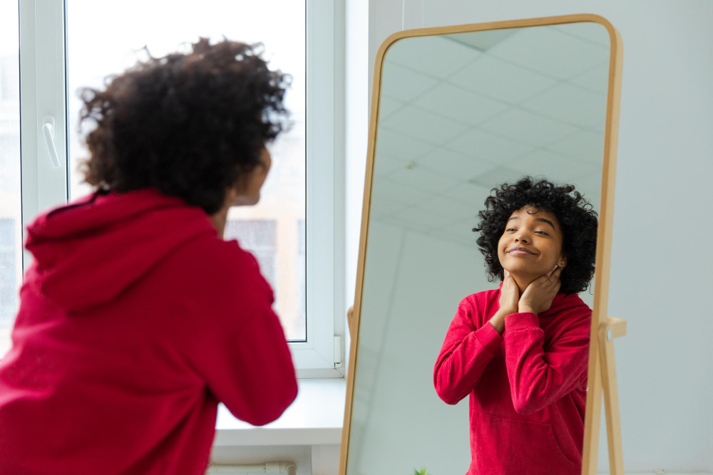 mulher olhando seu reflexo no espelho e elevando seu empoderamento feminino e autoestima
